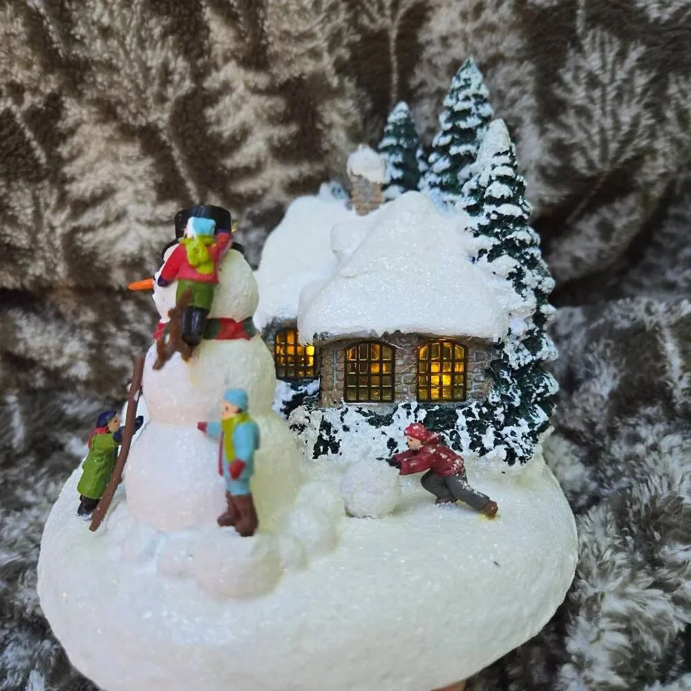 Thomas Kinkade Everett's Cottage lighted Christmas Village House